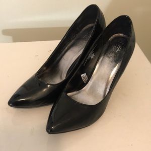 Mossimo black pumps